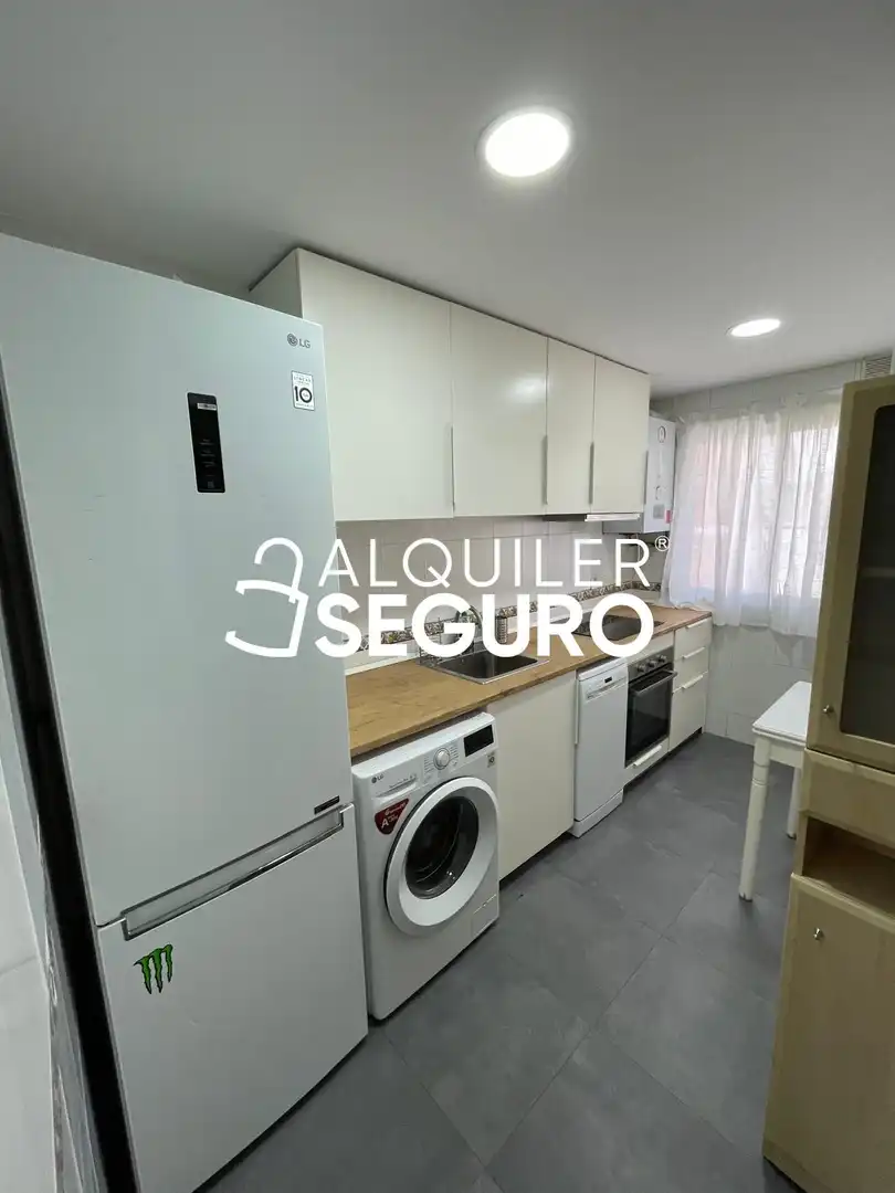 Cuina de Pis de lloguer en Madrid amb Aire condicionat, Calefacció i Terrassa