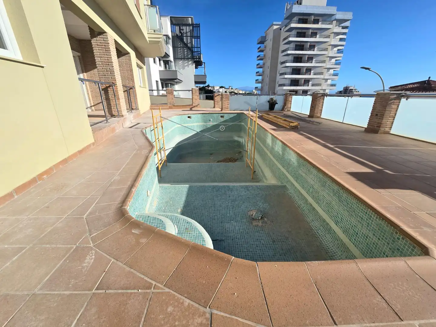 Piscina de Dúplex en venta en Torremolinos con Jardín privado, Terraza y Trastero