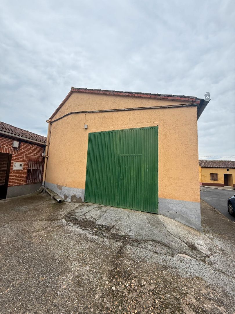 Vista exterior de Casa adosada en venta en Muñosancho con Calefacción y Jardín privado