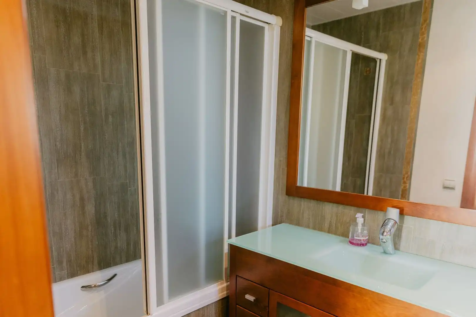 Bathroom of Houses for sale in Santa Coloma de Gramenet  with Air Conditioner, Heating and Private garden