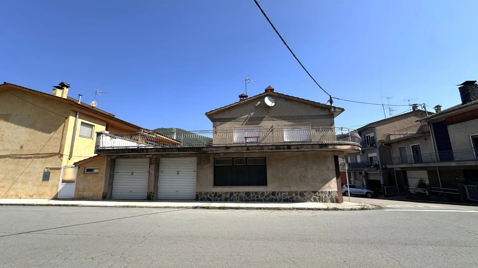 Außenansicht von Einfamilien-Reihenhaus zum Verkauf in Sant Joan Les Fonts mit Heizung, Terrasse und Ofen