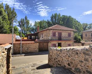 Vista exterior de Casa o xalet en venda en Val de San Lorenzo amb Calefacció, Terrassa i Balcó