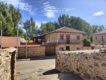 Vista exterior de Casa o xalet en venda en Val de San Lorenzo amb Calefacció, Terrassa i Balcó