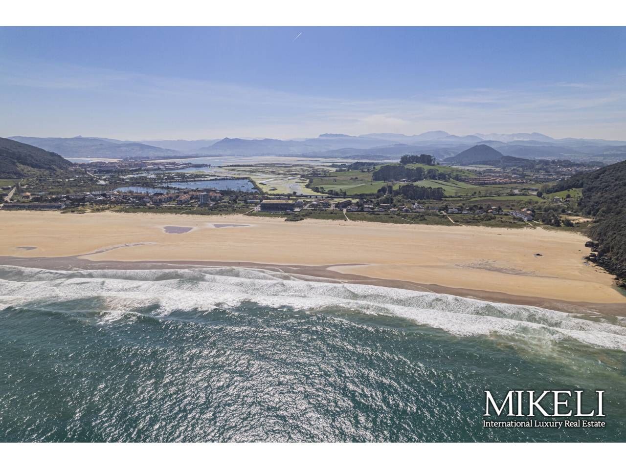 Vista exterior de Casa o xalet en venda en Santoña amb Calefacció, Jardí privat i Terrassa