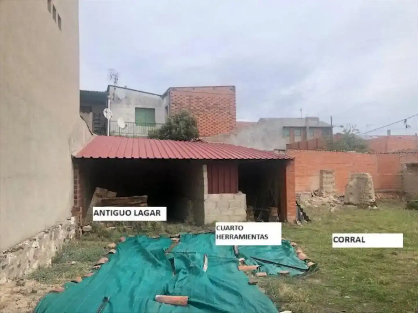 Vista exterior de Casa adosada en venda en Navas de Oro amb Jardí privat, Traster i Moblat