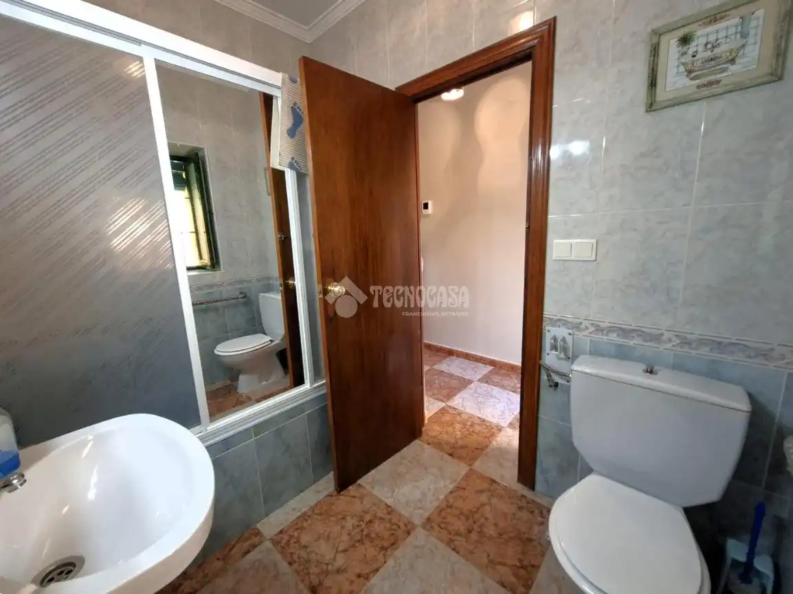 Bathroom of Detached homes for sale in Darro
