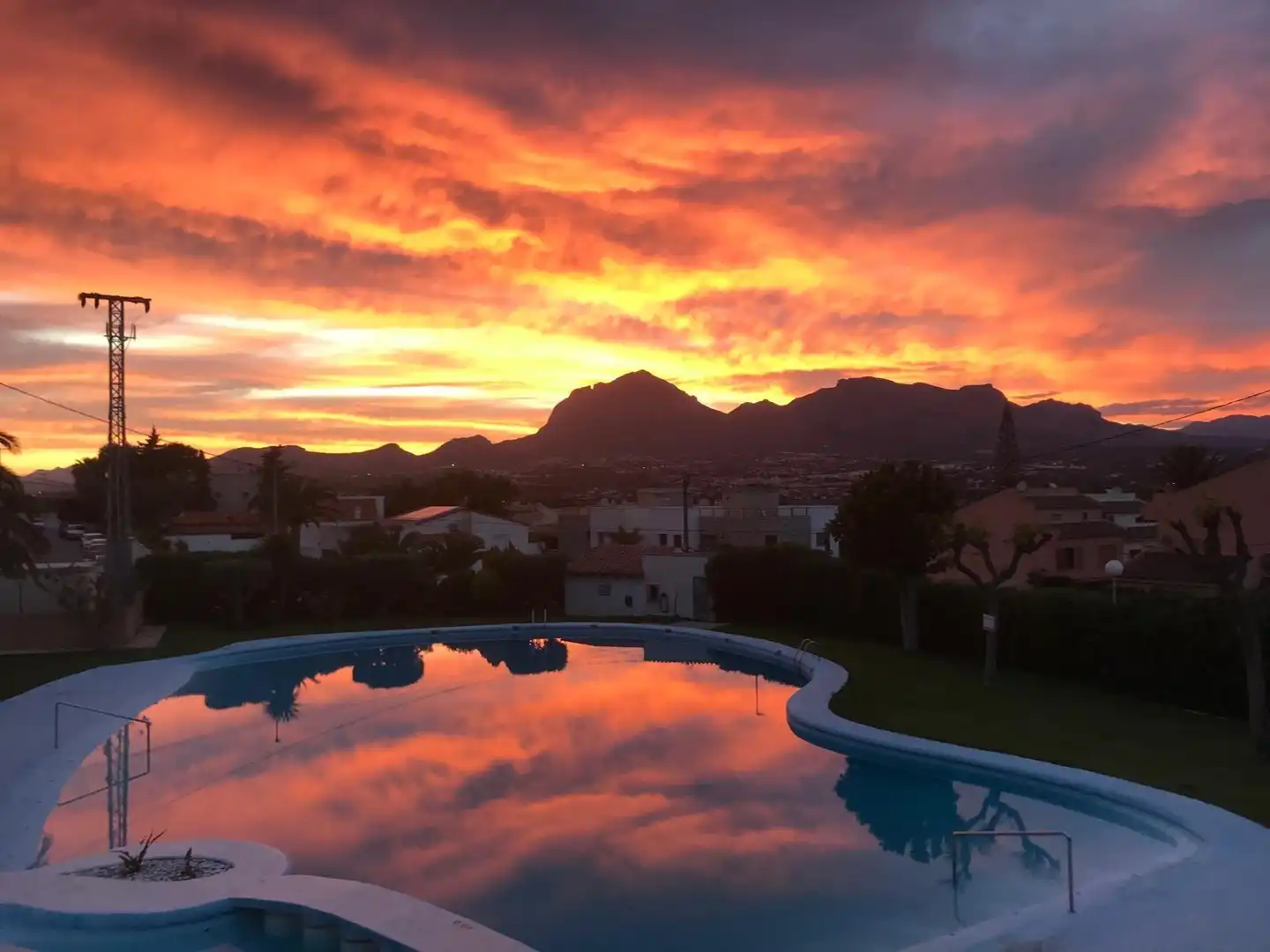 Exterior view of Ground floor for sale in L'Alfàs del Pi  with Air Conditioner, Private garden and Furnished