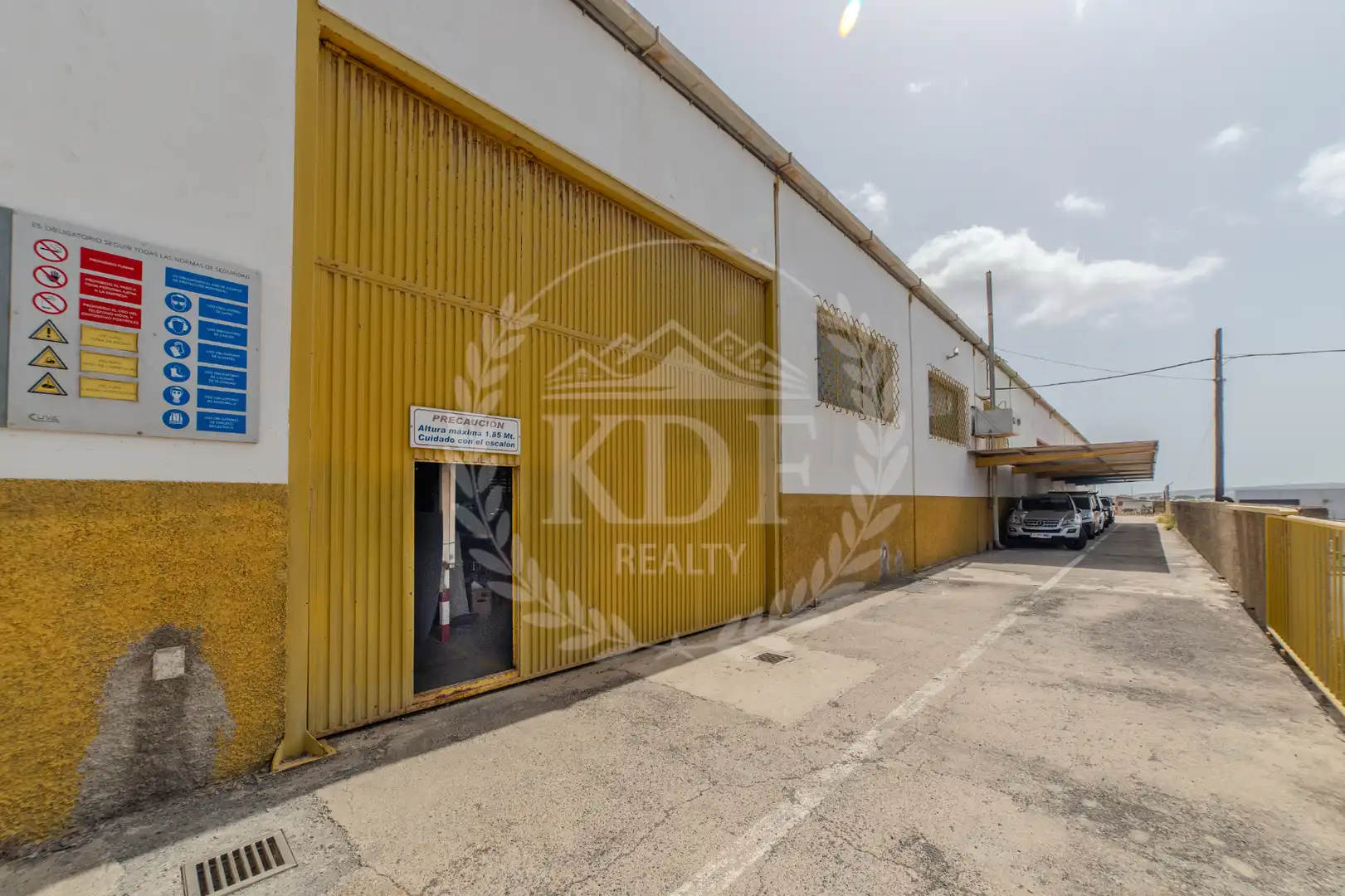 Vista exterior de Nau industrial en venda en San Miguel de Abona amb Alarma