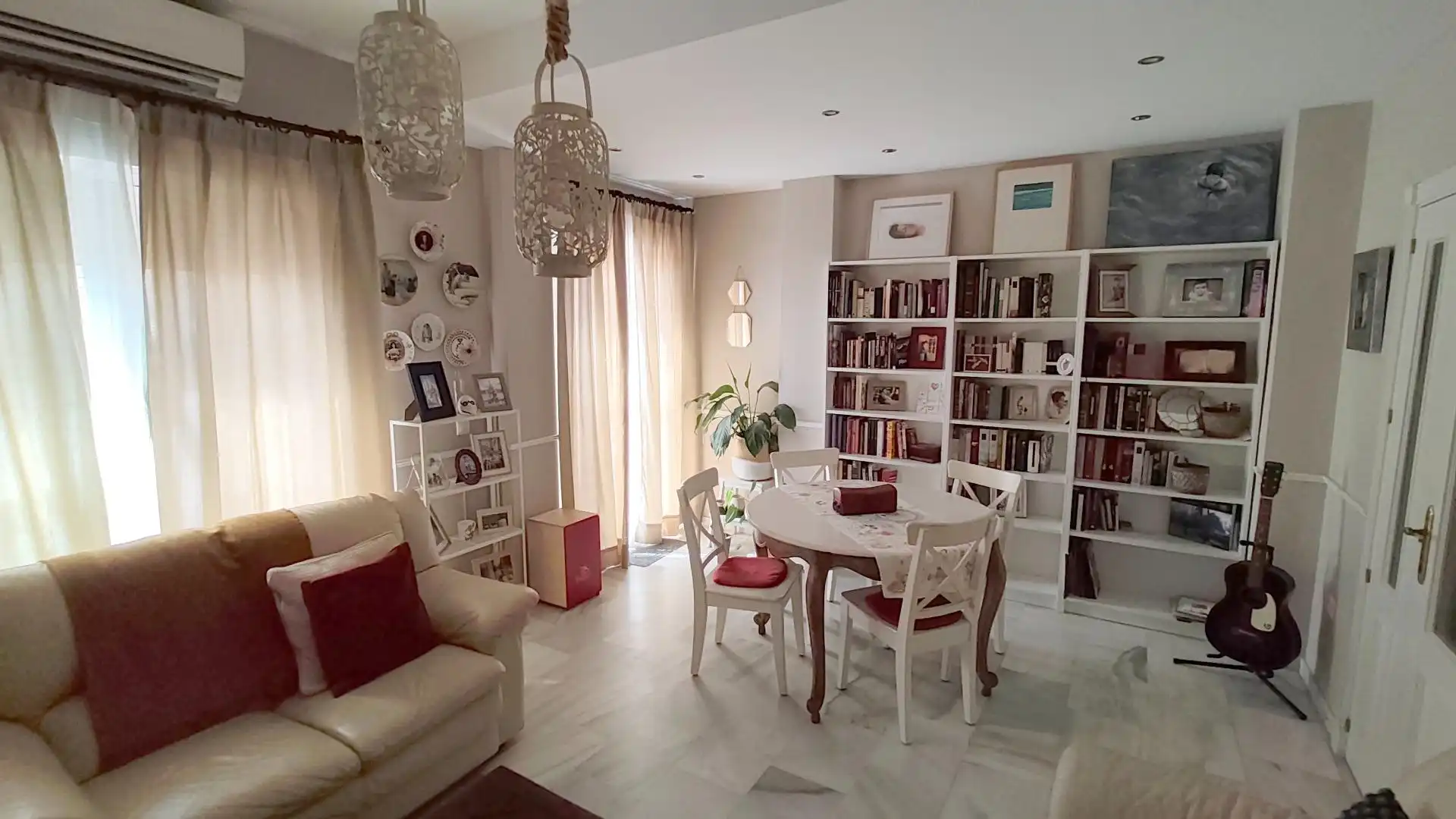 Sala d'estar de Casa adosada en venda en Puerto Real amb Aire condicionat, Jardí privat i Terrassa
