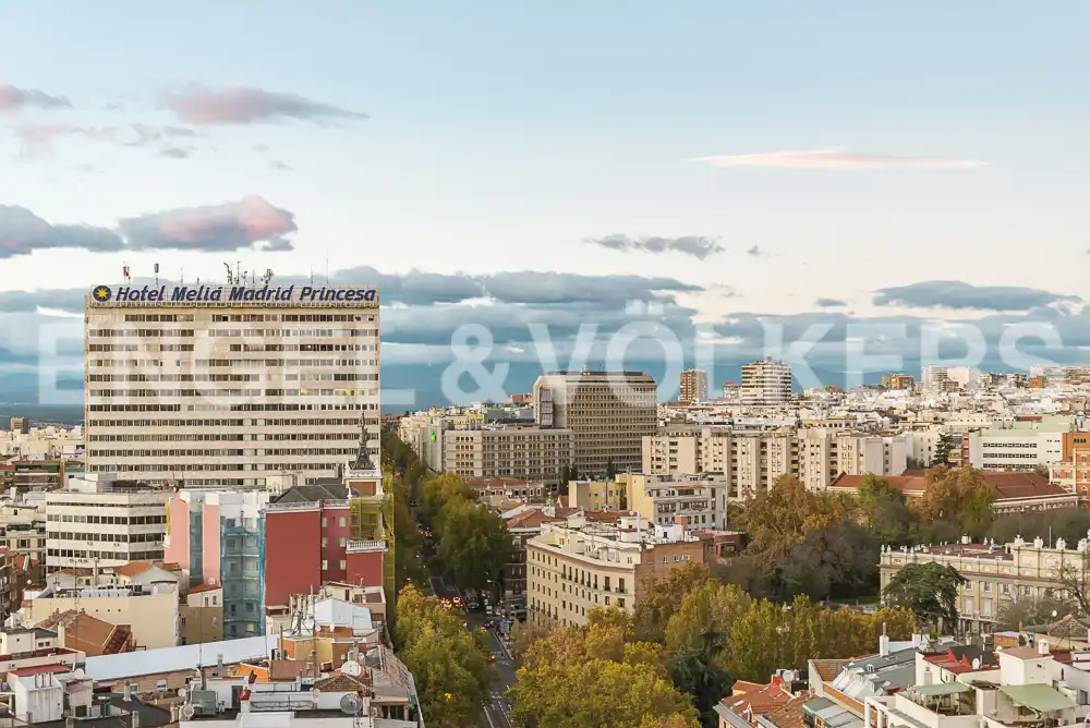 Außenansicht von Wohnung zur Miete in Madrid mit Klimaanlage, Heizung und Parkett