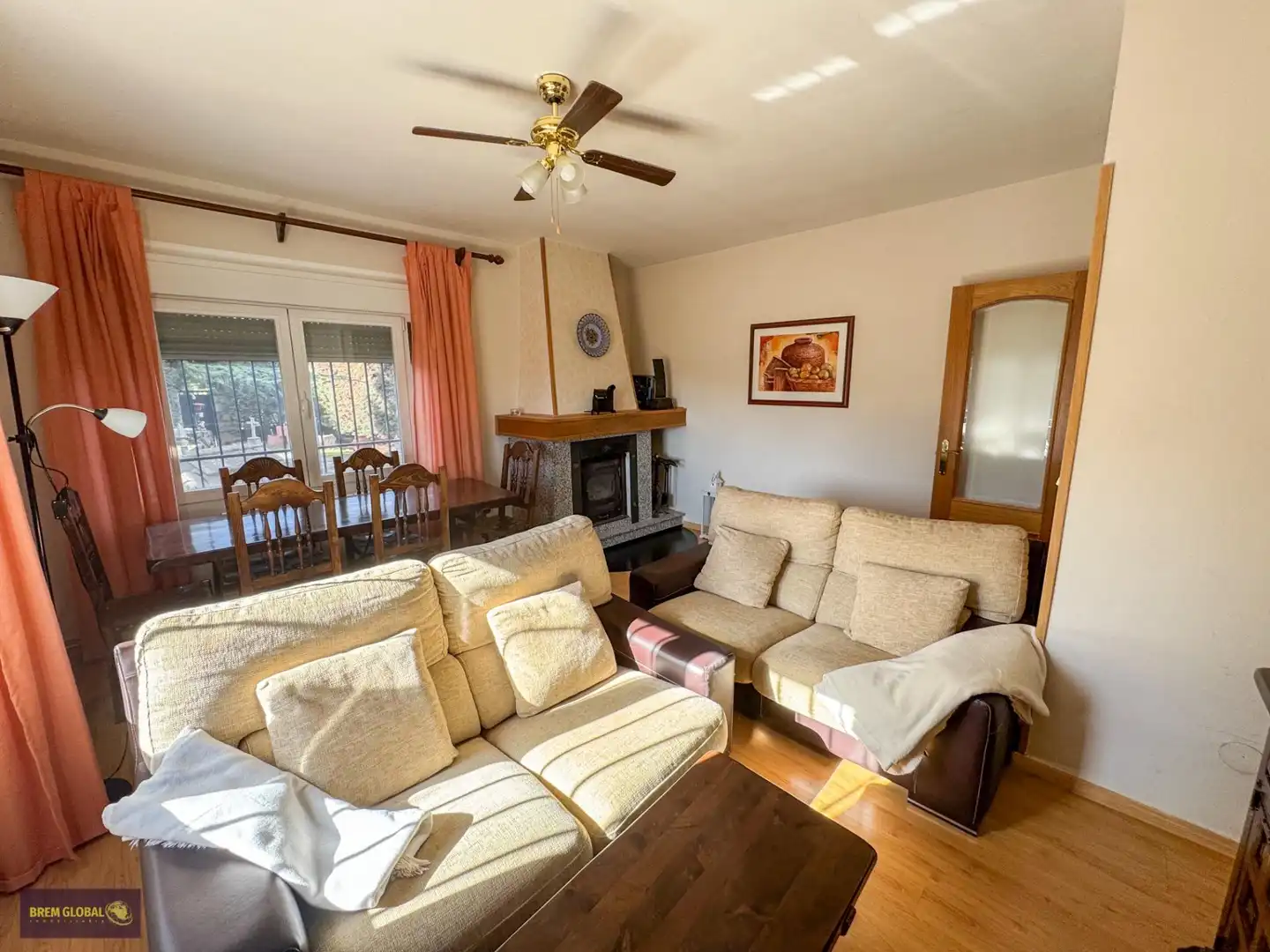 Sala d'estar de Casa o xalet en venda en La Cabrera amb Jardí privat, Terrassa i Traster