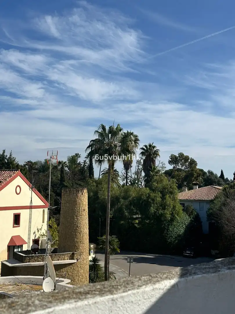Vista exterior de Casa adosada de lloguer en Marbella amb Aire condicionat, Jardí privat i Piscina