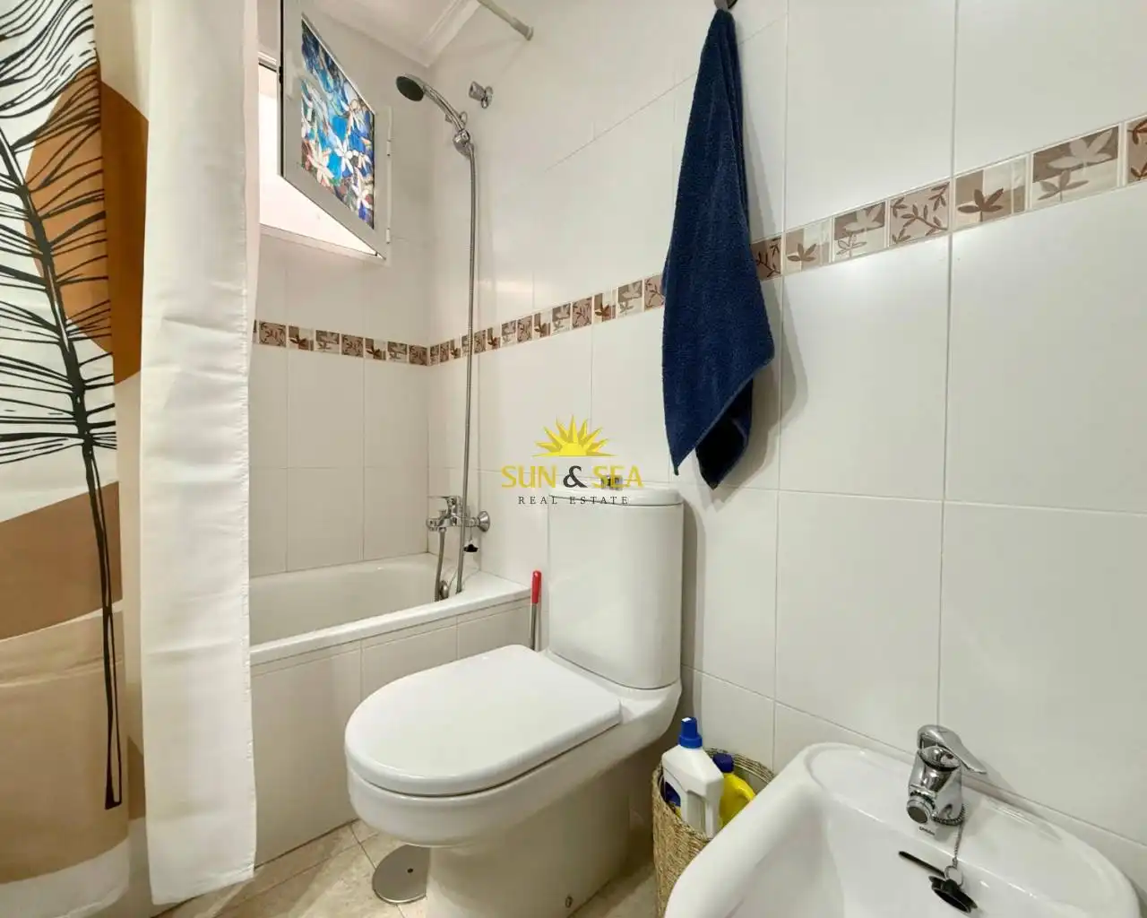 Baño de Apartamento en venta en Almoradí con Calefacción, Terraza y Trastero