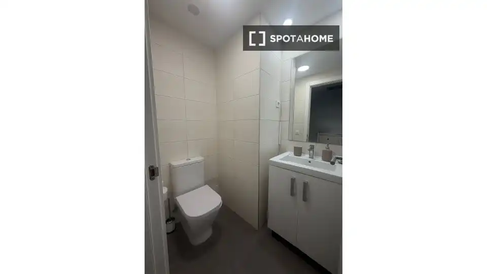 Bathroom of Flat for share in L'Hospitalet de Llobregat  with Air Conditioner, Terrace and Furnished