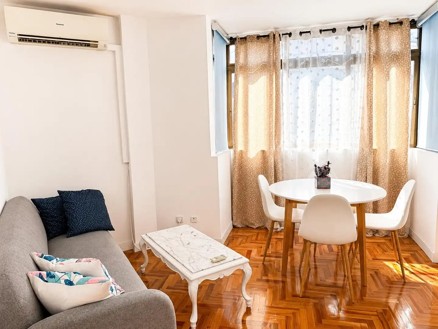 Living room of Flat for rent in Madrid  with Air Conditioner, Heating and Furnished