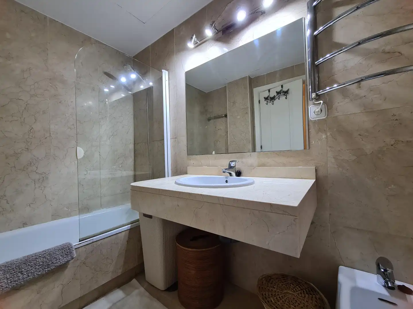 Bany de Apartament en venda en Sotogrande amb Jardí privat, Terrassa i Moblat