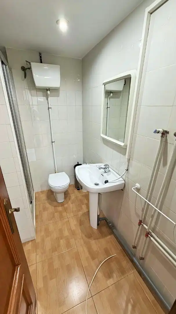 Baño de Local de alquiler en Valencia con Aire acondicionado