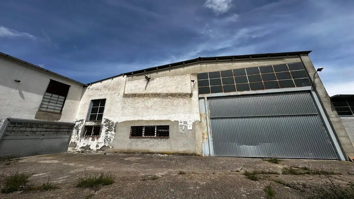 Außenansicht von Fabrikhallen zum Verkauf in L'Estany