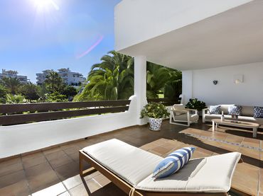 Bajo con piscina en venta en Selwo