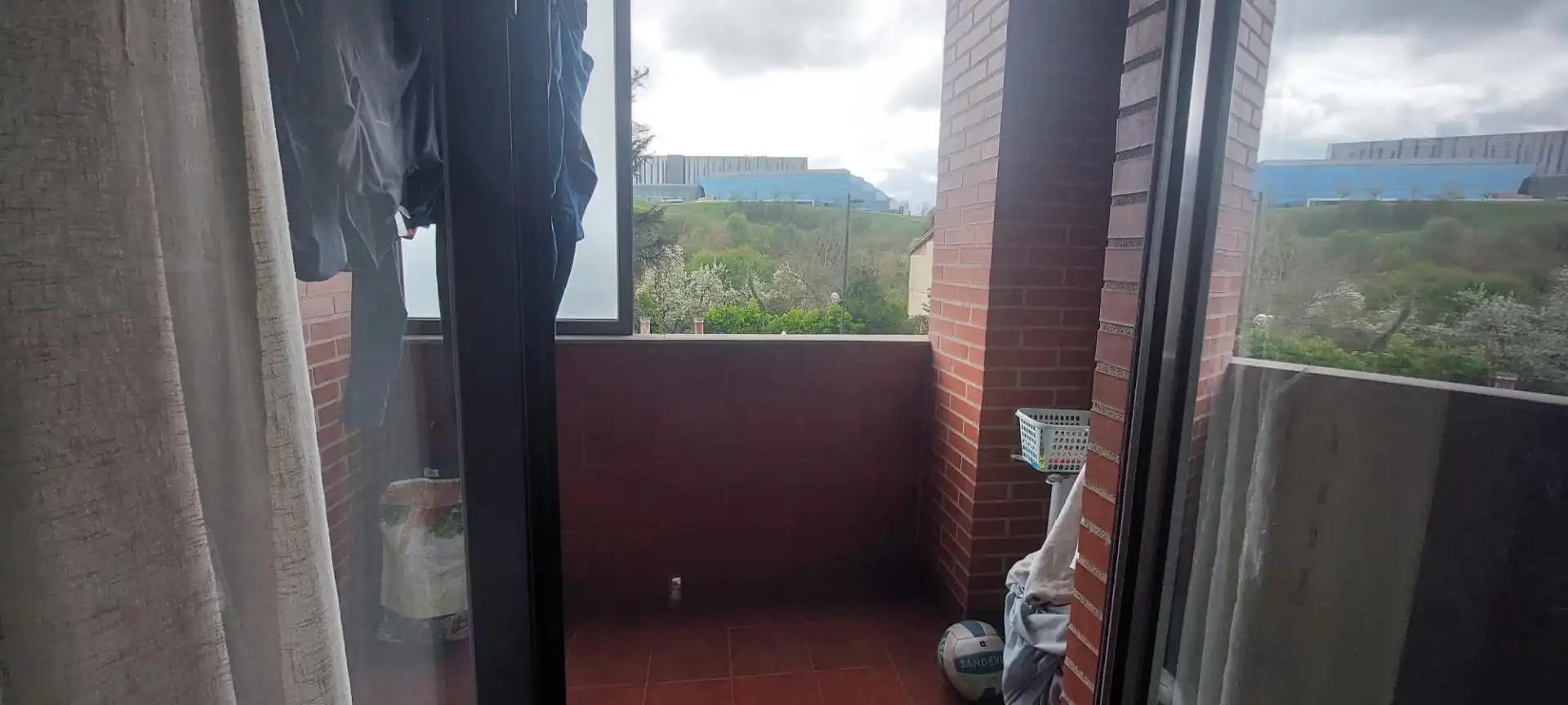Terrassa de Pis en venda en Oviedo  amb Calefacció, Jardí privat i Traster