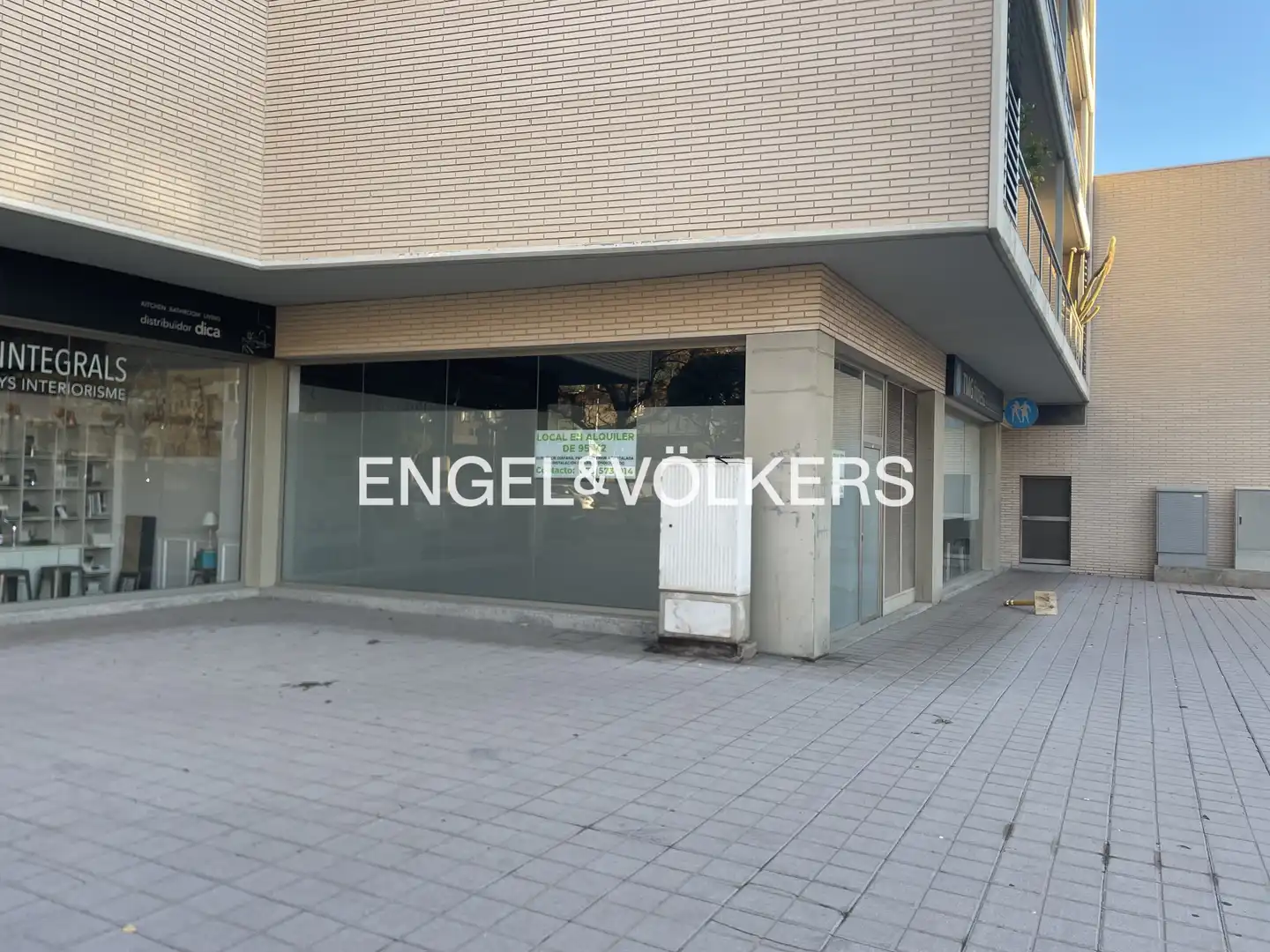 Vista exterior de Local en venta en Sant Joan Despí con Parquet