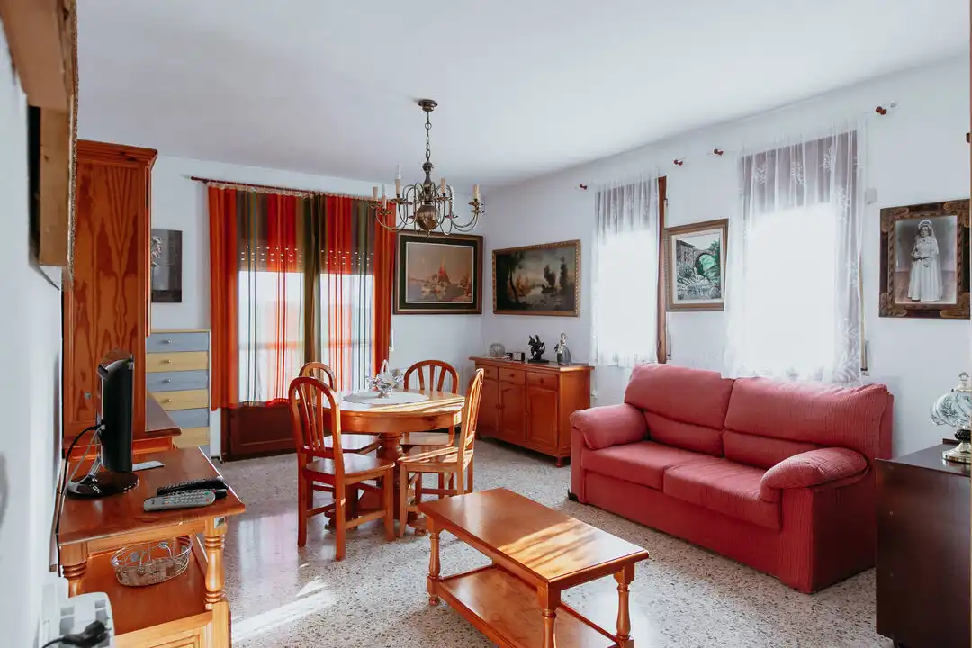 Sala d'estar de Casa o xalet en venda en Almuniente amb Calefacció, Terrassa i Moblat