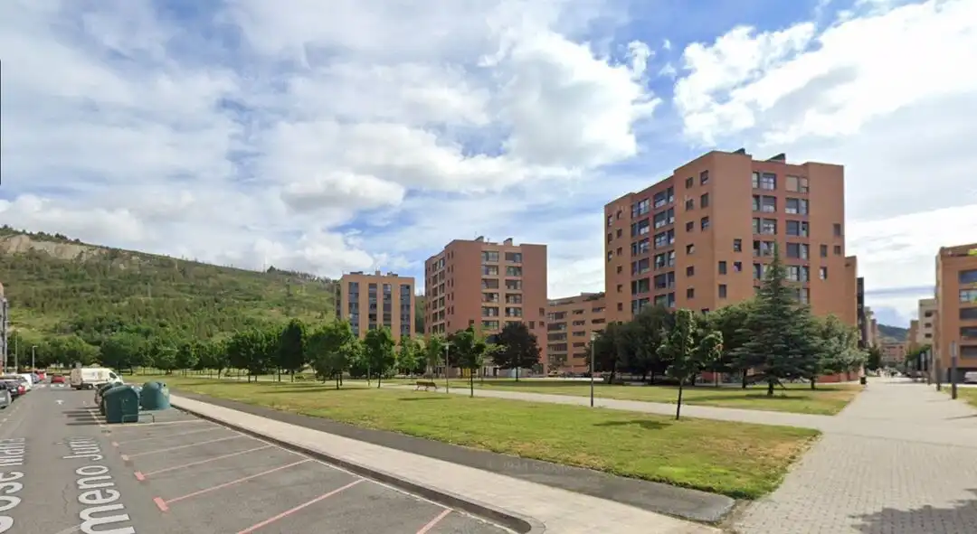 Außenansicht von Wohnung zur Miete in  Pamplona / Iruña mit Heizung, Privatgarten und Abstellraum