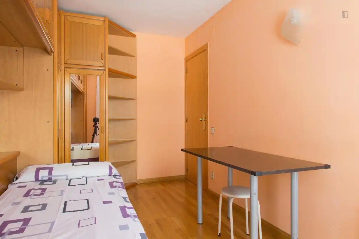 Zimmer in Almeda - El Corte Inglés