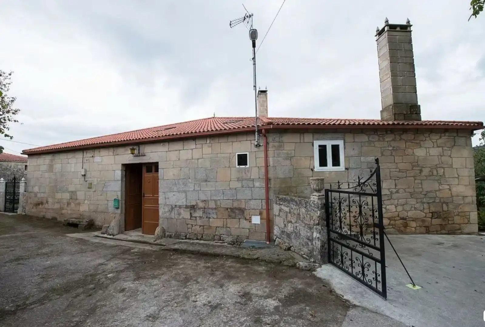 Vista exterior de Finca rústica en venda en Chantada amb Moblat