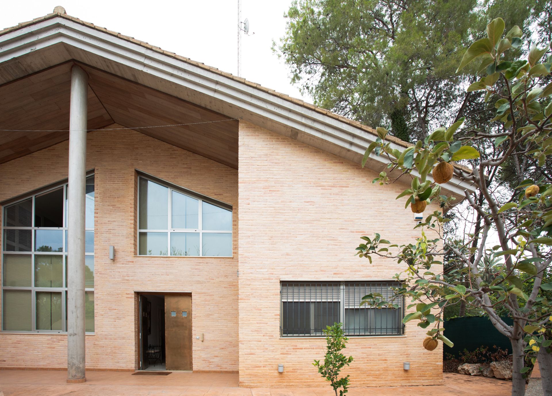 Vista exterior de Casa o xalet en venda en L'Eliana amb Aire condicionat, Calefacció i Jardí privat
