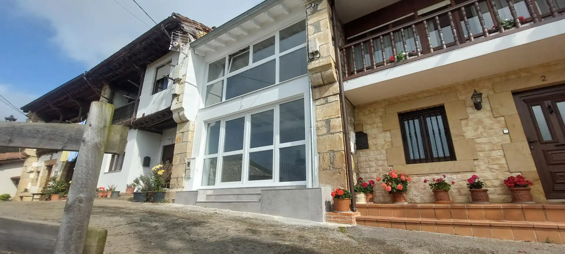 Vista exterior de Casa adosada en venda en Udías amb Calefacció