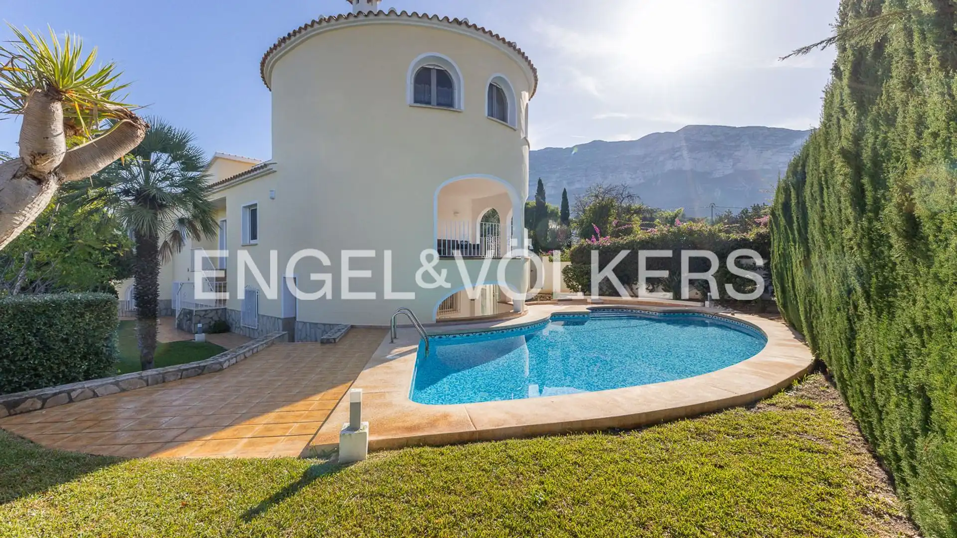 Vista exterior de Casa o xalet en venda en Dénia amb Aire condicionat, Calefacció i Jardí privat
