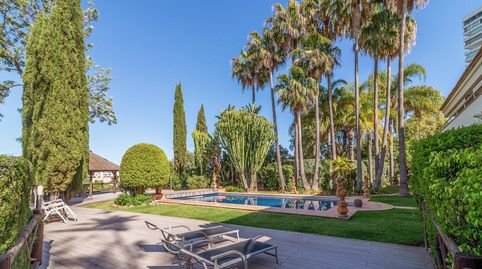 Villa en primera línea de golf con amplios espacios en Río Real, Marbella Este