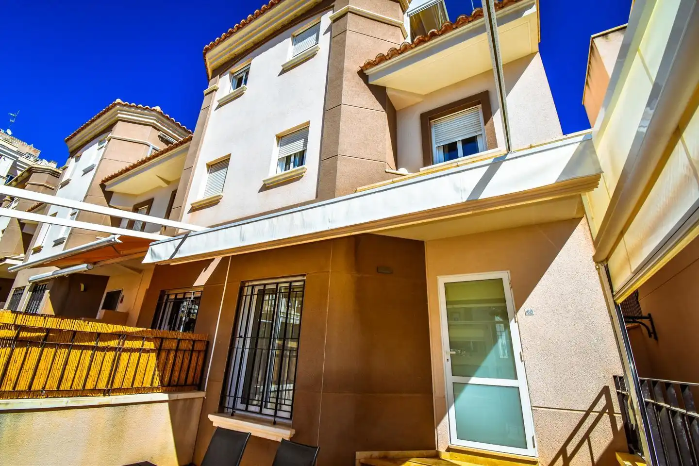 Vista exterior de Casa o chalet en venta en Santa Pola con Terraza, Piscina y Piscina comunitaria