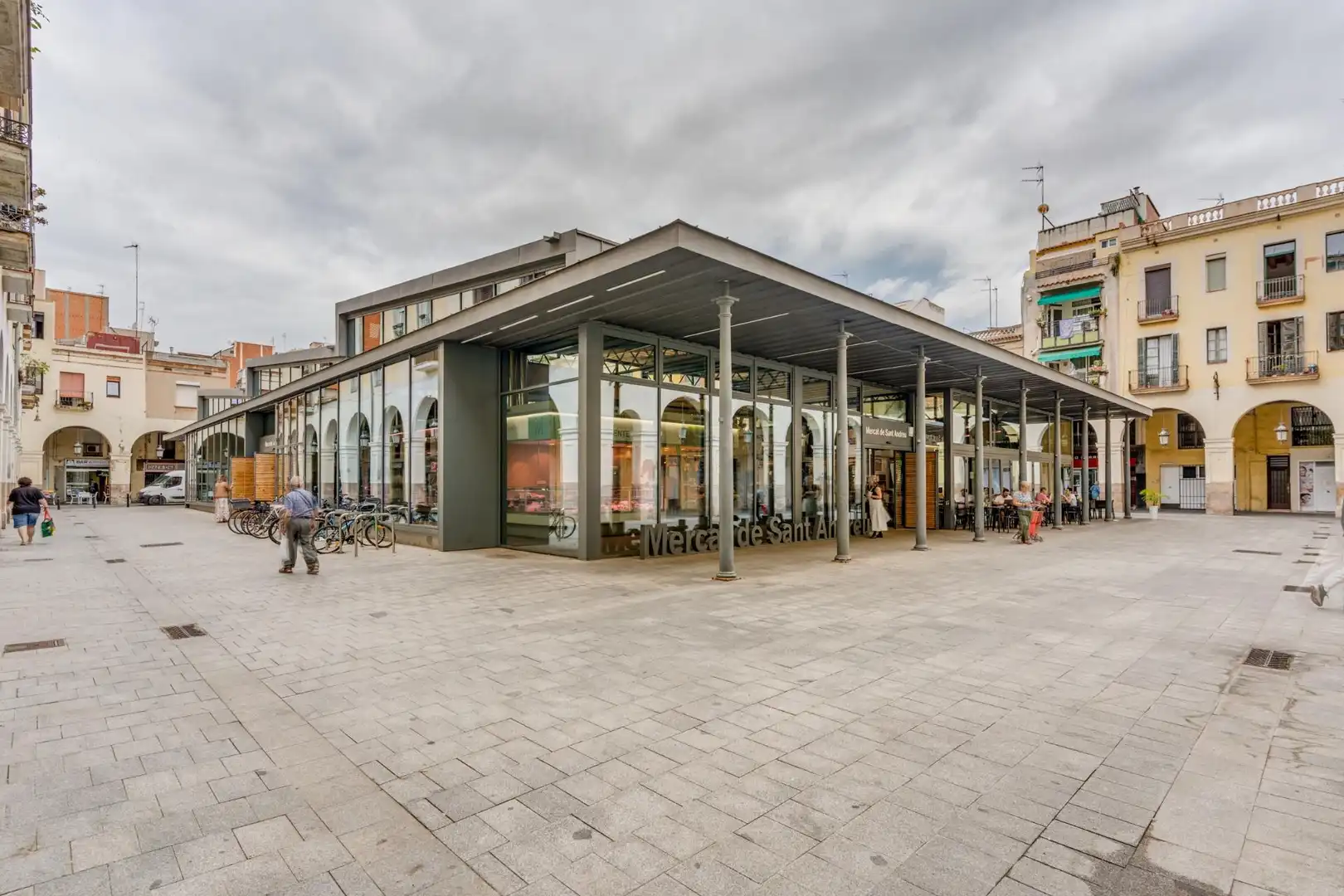 Außenansicht von Gebäude zum Verkauf in Barcelona
