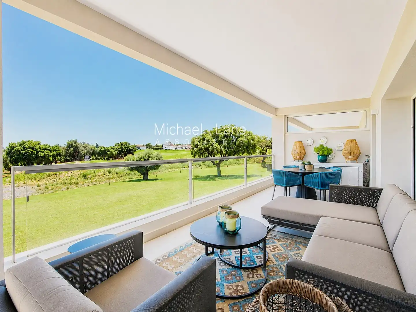 Terrasse von Wohnung zum Verkauf in Sotogrande mit Klimaanlage, Heizung und Terrasse