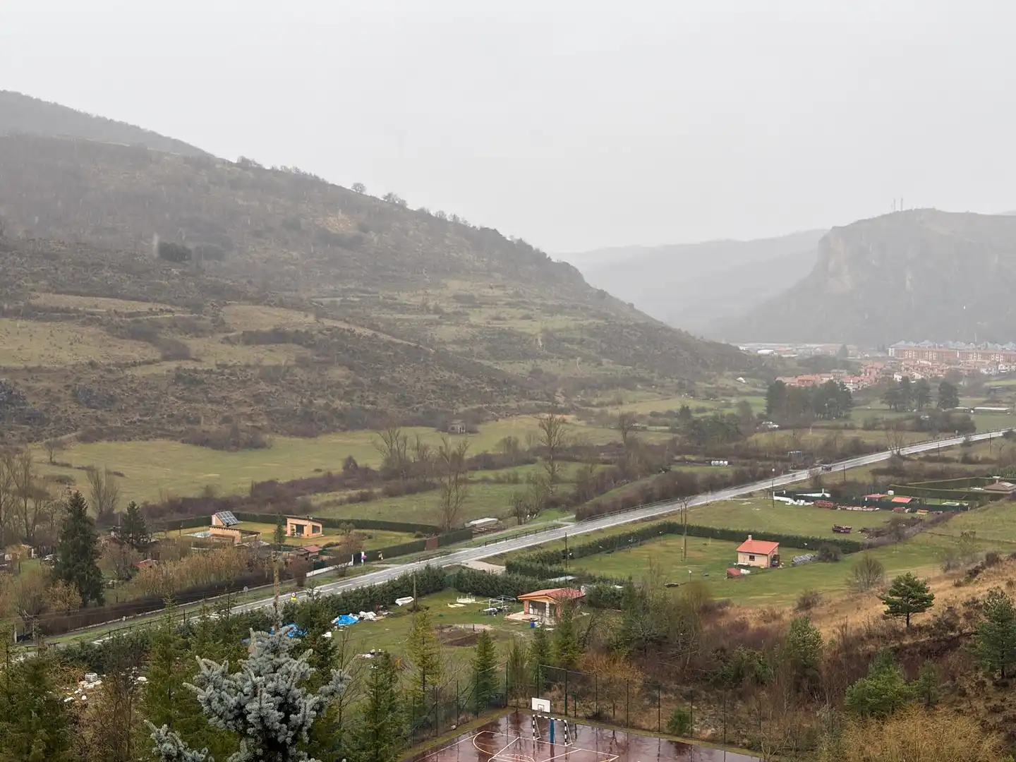 Vista exterior de Casa adosada en venda en Zorraquín amb Calefacció, Jardí privat i Traster