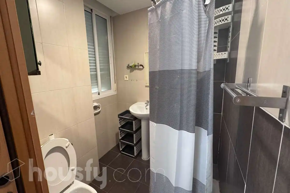 Bathroom of Flat for rent in Zaragoza  with Air Conditioner, Furnished and Balcony