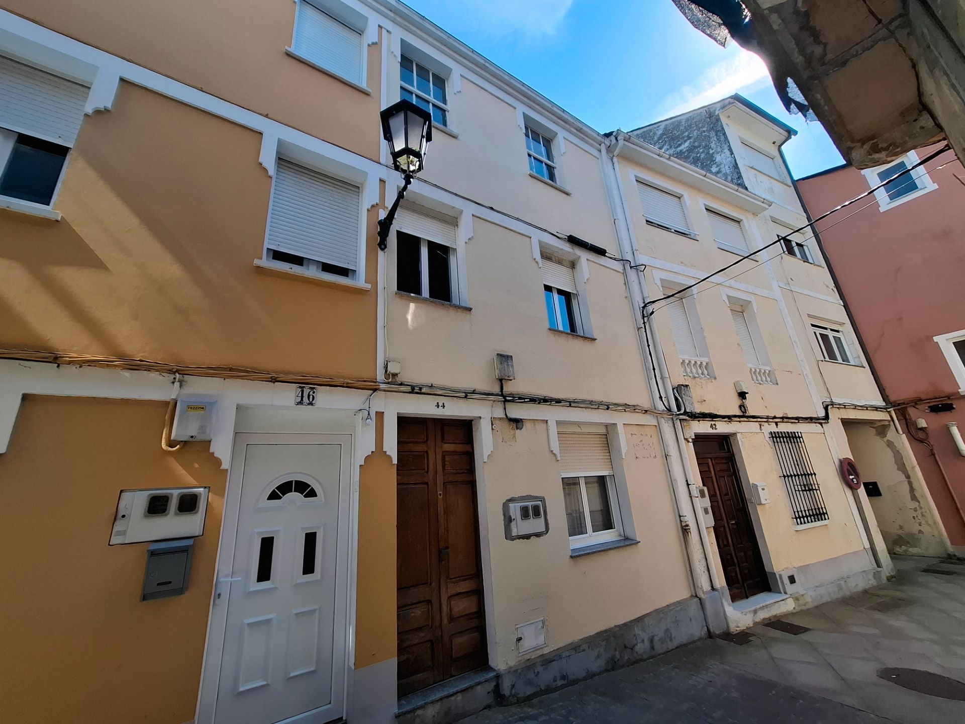 Vista exterior de Casa adosada en venda en Viveiro amb Traster i Moblat