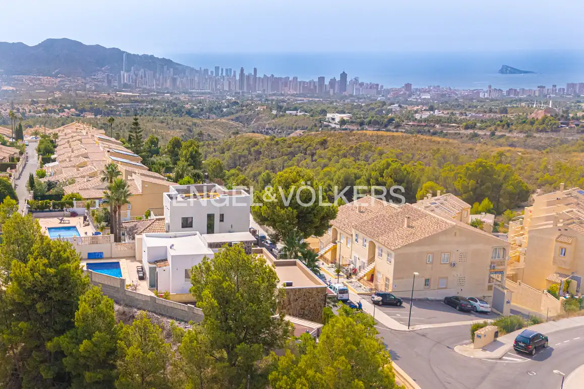 Vista exterior de Casa o chalet en venta en La Nucia con Aire acondicionado, Jardín privado y Piscina