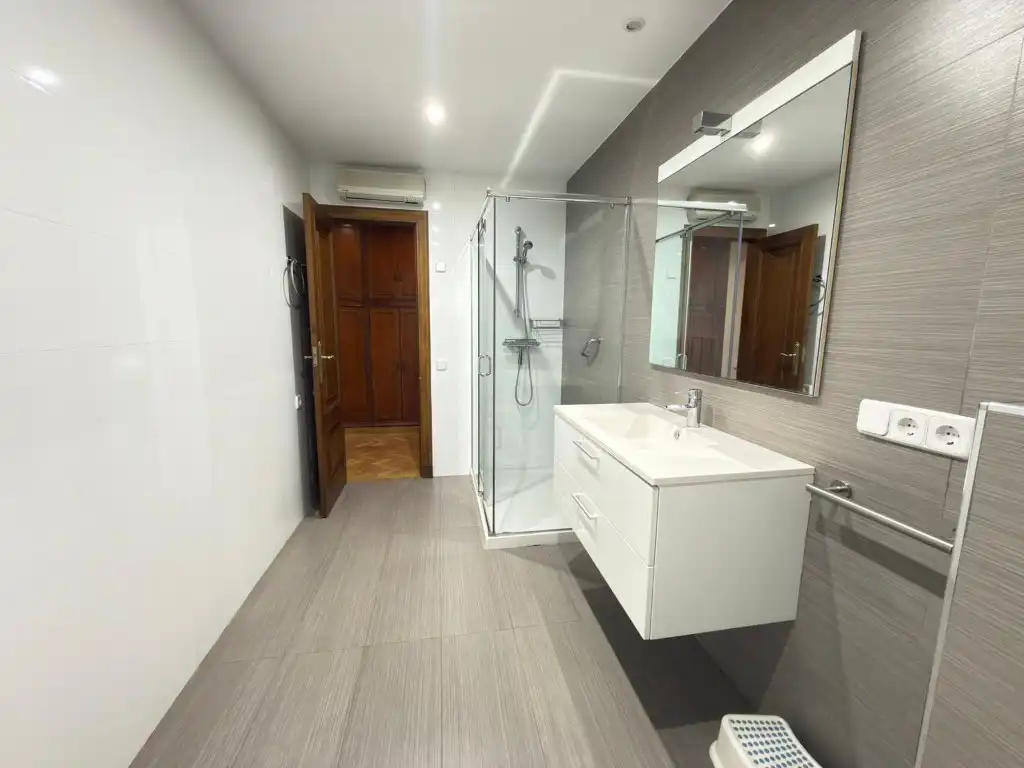 Badezimmer von Wohnung zur Miete in Valencia mit Klimaanlage, Terrasse und Möbliert