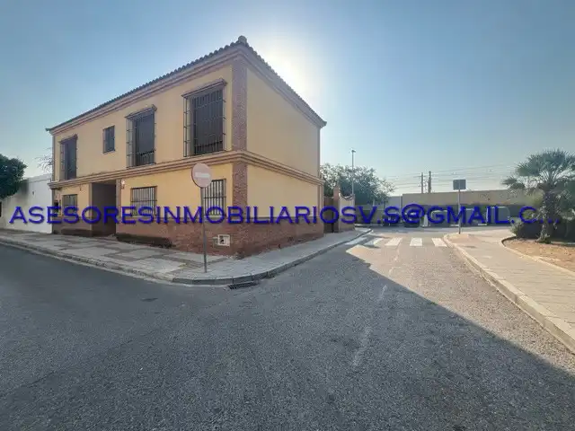 Vista exterior de Casa adosada en venta en La Rinconada con Piscina