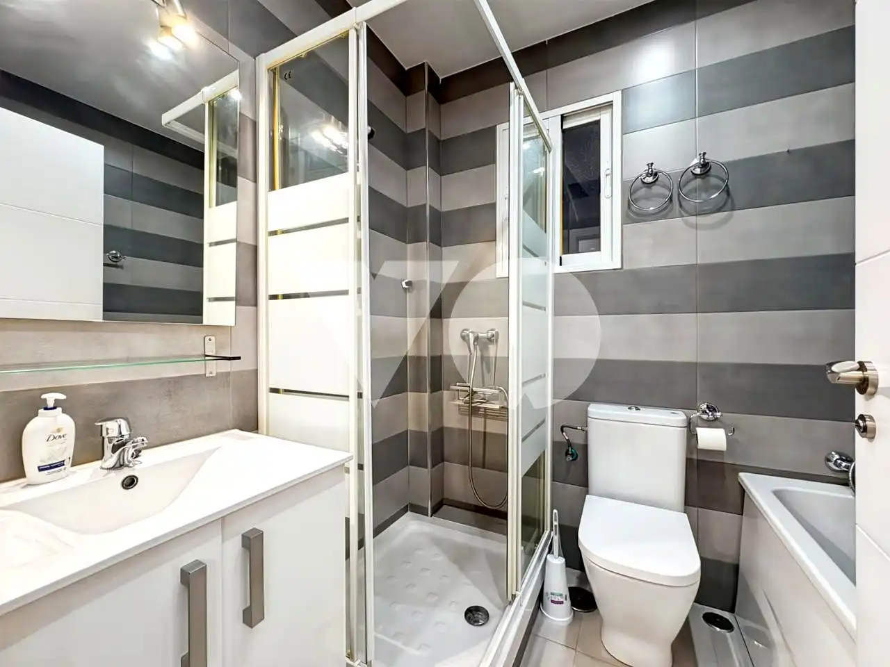 Bathroom of Ground floor for sale in Madrid  with Air Conditioner, Heating and Private garden