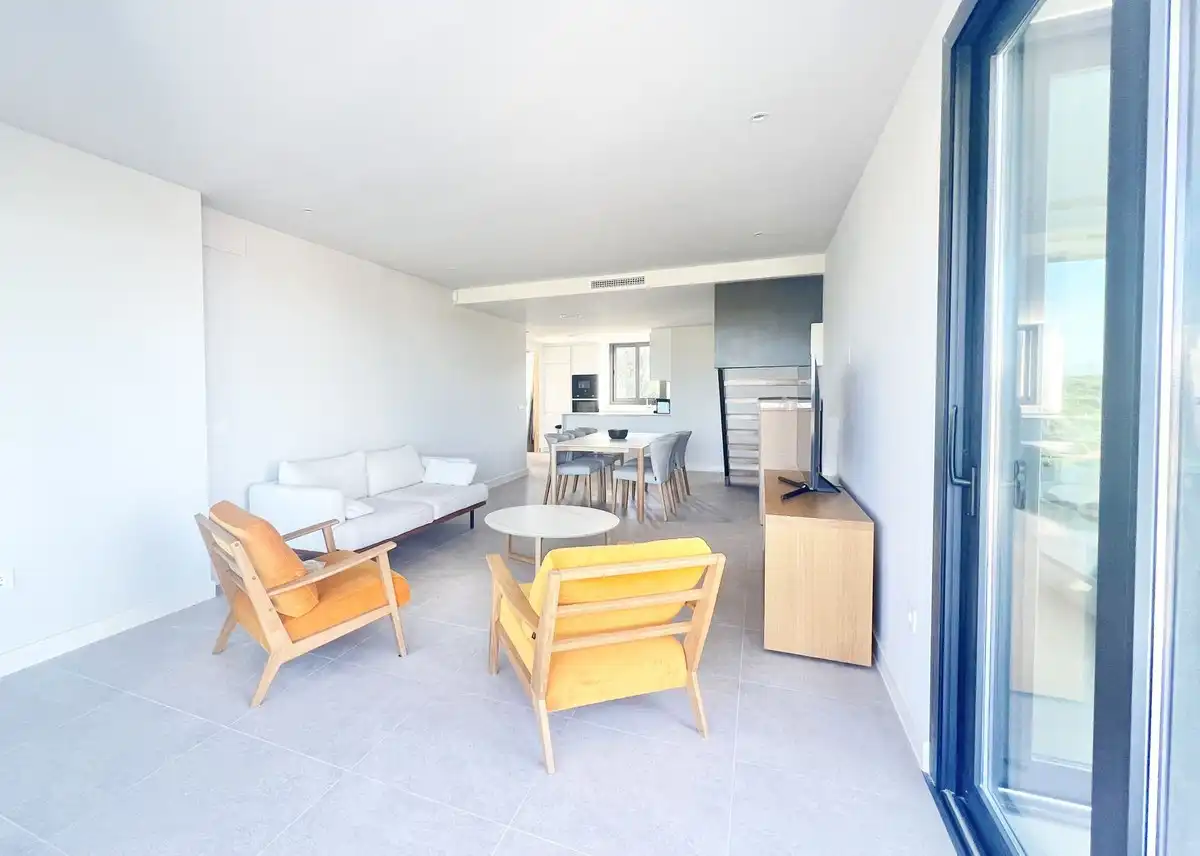 Sala d'estar de Dúplex en venda en Estepona amb Aire condicionat, Terrassa i Traster