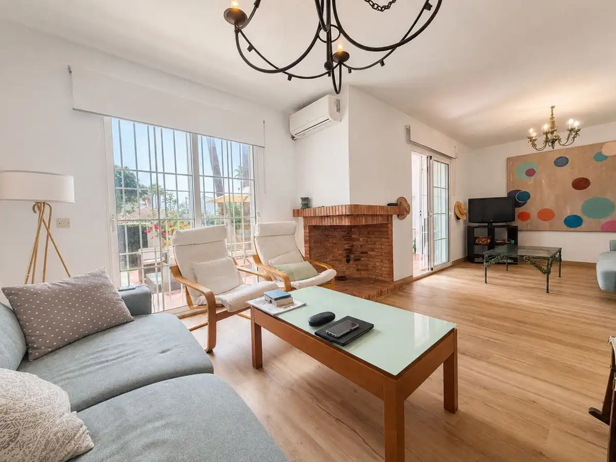 Wohnzimmer von Einfamilien-Reihenhaus zum Verkauf in Mijas mit Klimaanlage, Terrasse und Möbliert