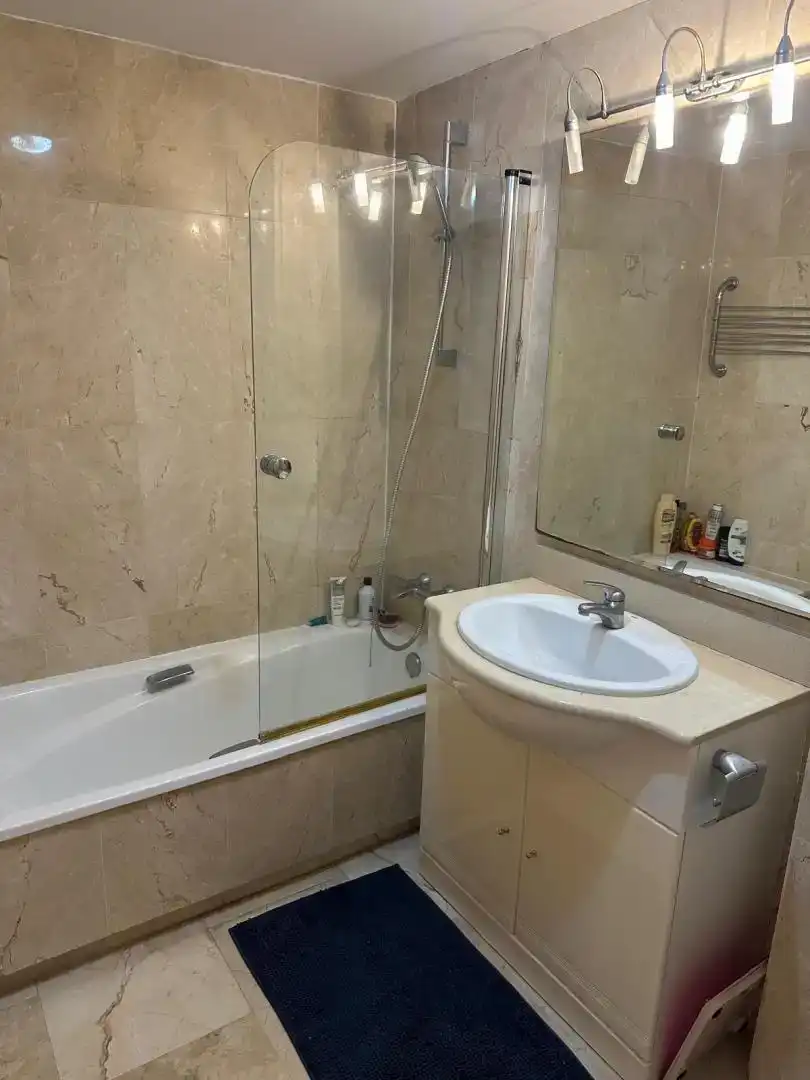Baño de Piso para compartir en Marbella con Jardín privado, Piscina y Amueblado