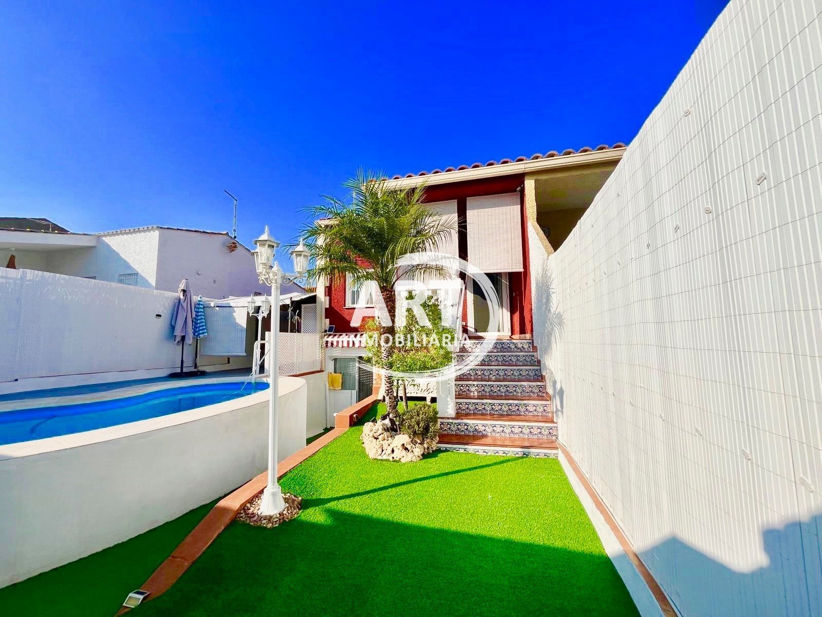 Exterior view of Single-family semi-detached for sale in La Pobla de Vallbona  with Air Conditioner, Heating and Private garden