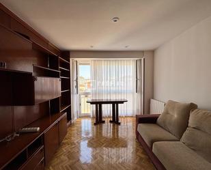 Sala d'estar de Pis de lloguer en  Madrid Capital amb Calefacció, Parquet i Moblat