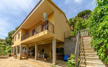 Vista exterior de Casa o xalet en venda en Sant Cebrià de Vallalta amb Terrassa, Piscina i Balcó