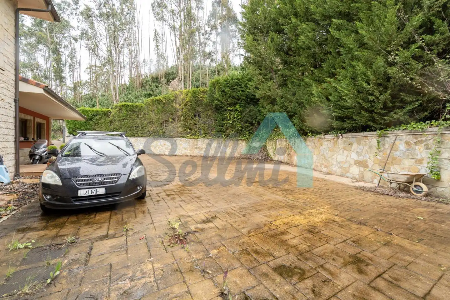 Parking de Casa o chalet en venta en Oviedo  con Calefacción, Jardín privado y Parquet